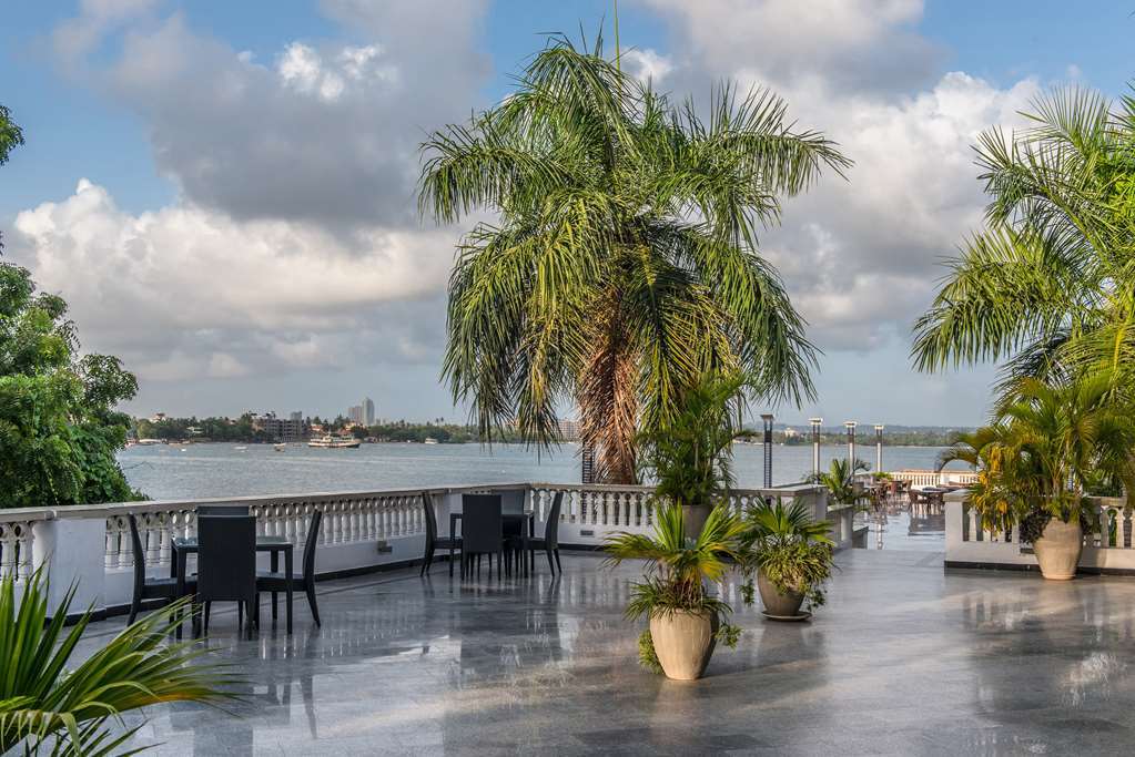 Delta Hotels By Marriott Dar Es Salaam Exteriör bild