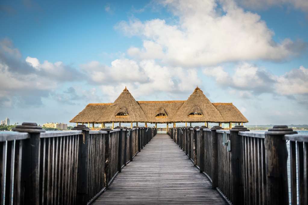 Delta Hotels By Marriott Dar Es Salaam Exteriör bild